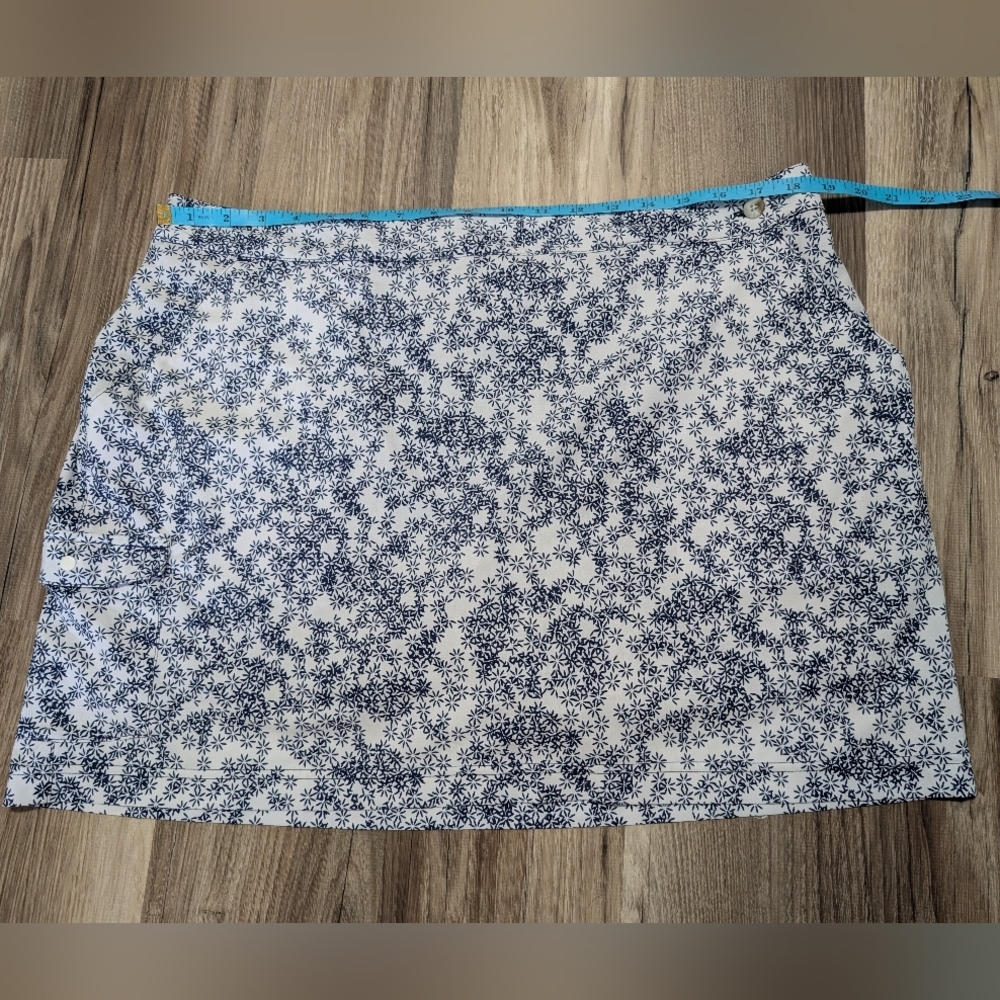 Columbia, Size 16 Women's Skort, Performance, PFG, Floral White/Navy‎